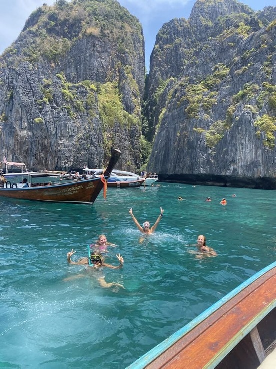 Grupo de amigos disfrutando en Tailandia